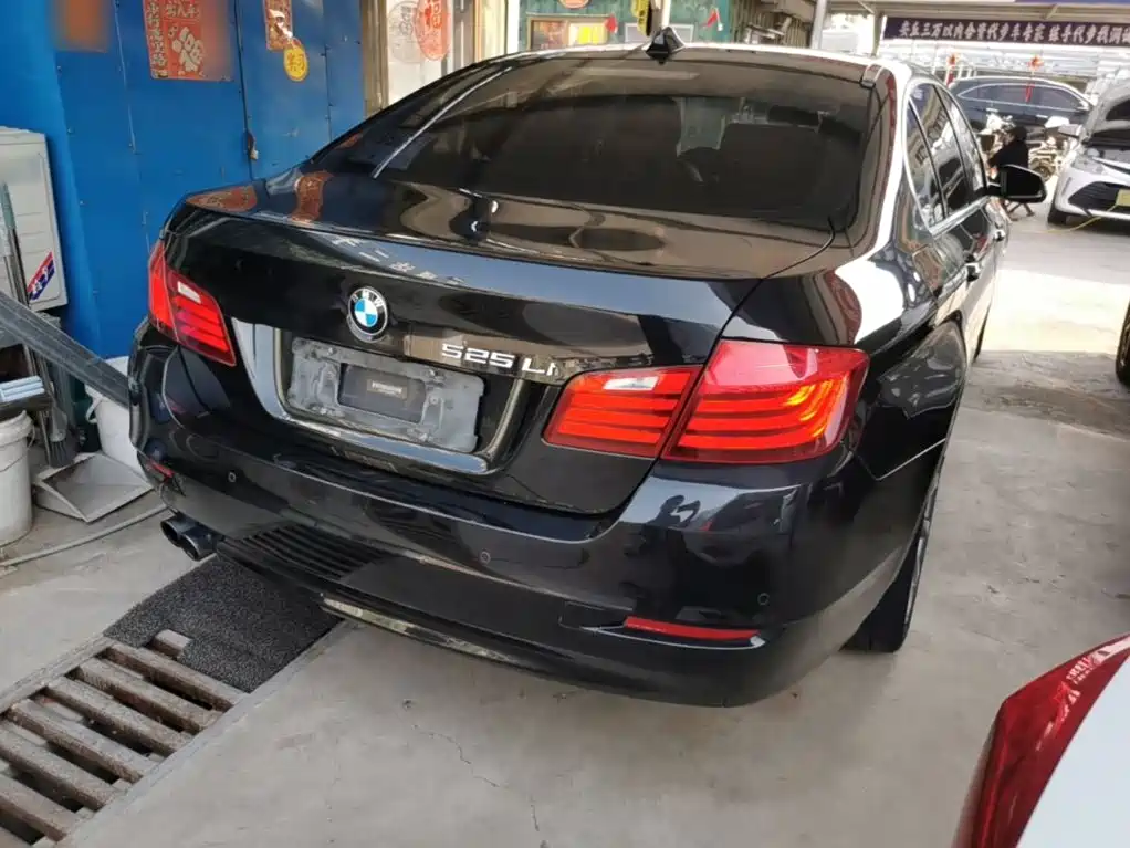 BMW 5 Series — миниатюра 7