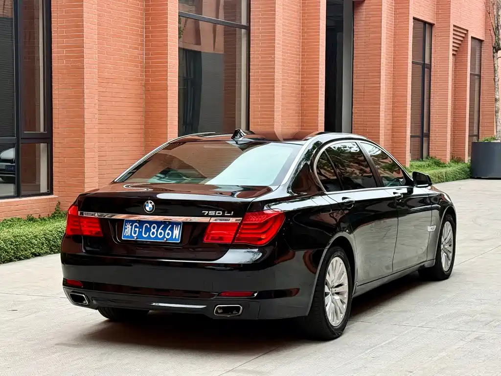 BMW 7 Series — миниатюра 4
