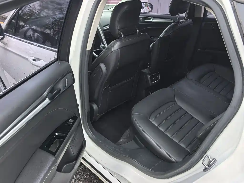Ford Mondeo — миниатюра 10