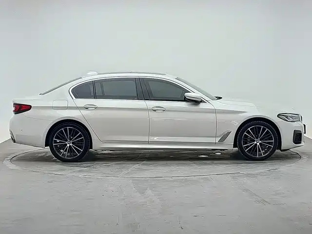 BMW 5 Series — миниатюра 4