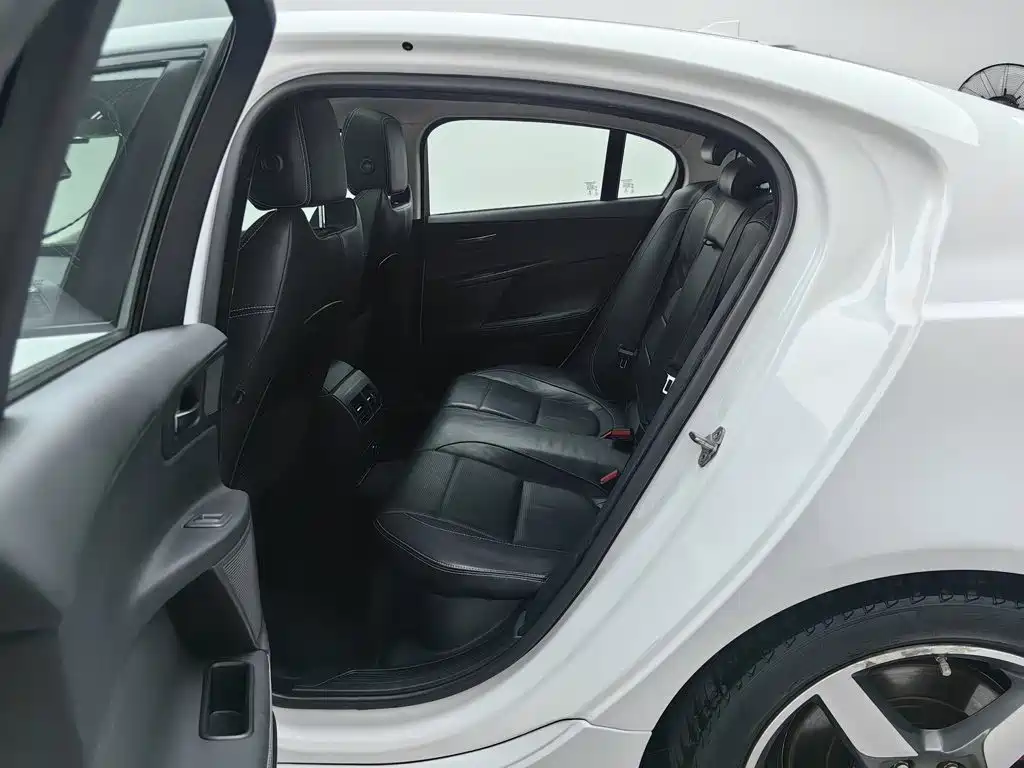 Jaguar XE — миниатюра 15