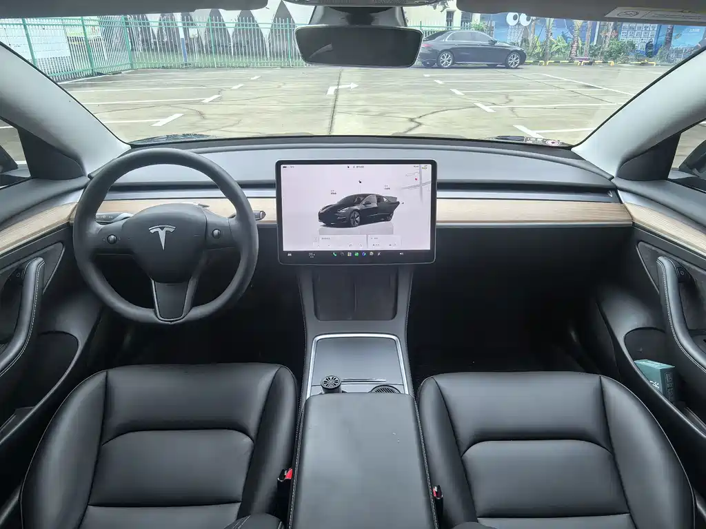 Tesla Model 3 — миниатюра 10