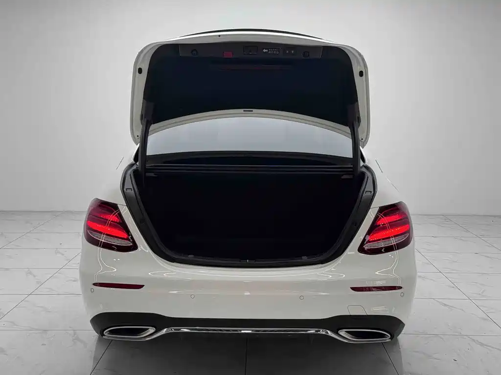 Mercedes-Benz E-Class — миниатюра 12