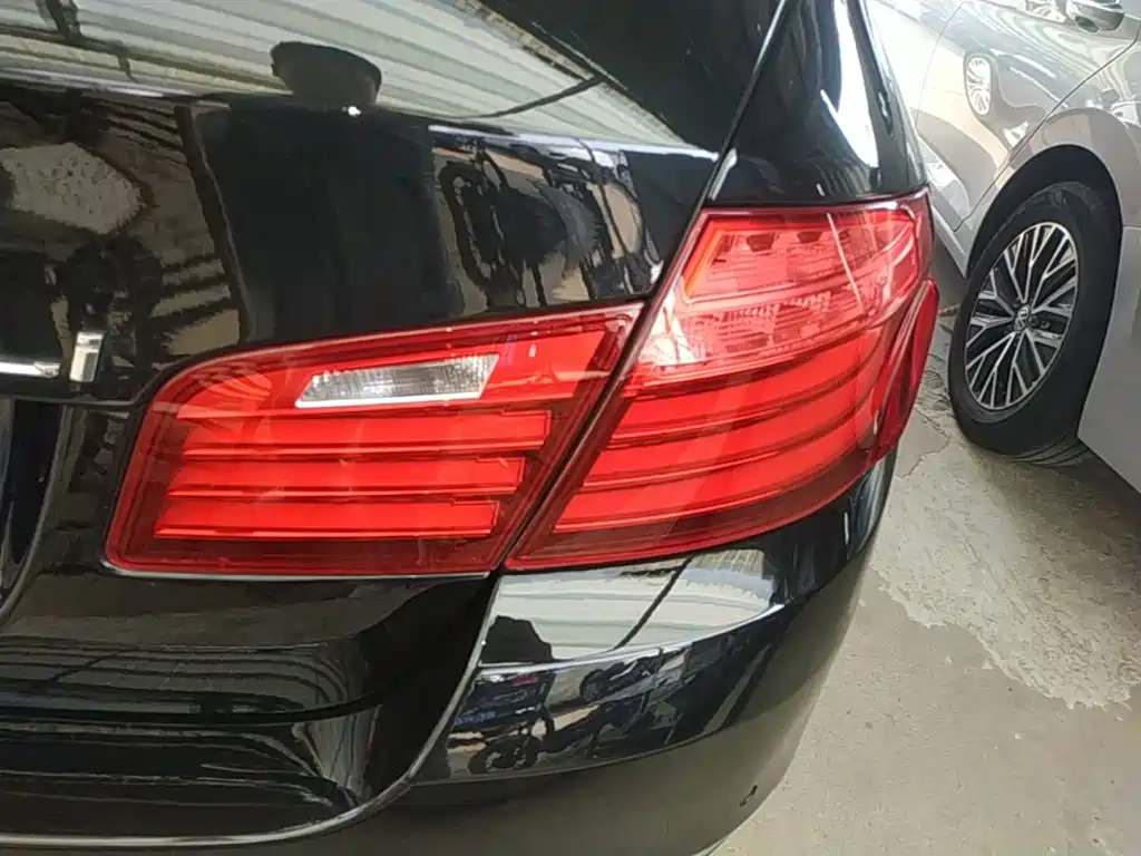 BMW 5 Series — миниатюра 8