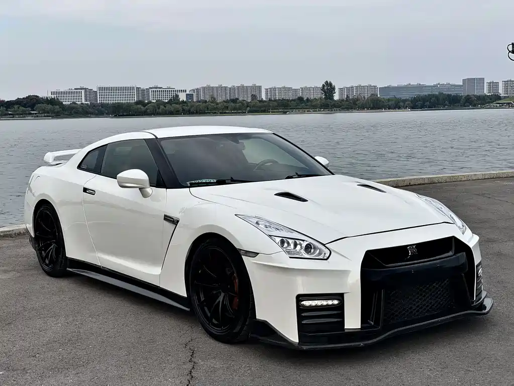 Nissan GT-R — миниатюра 5