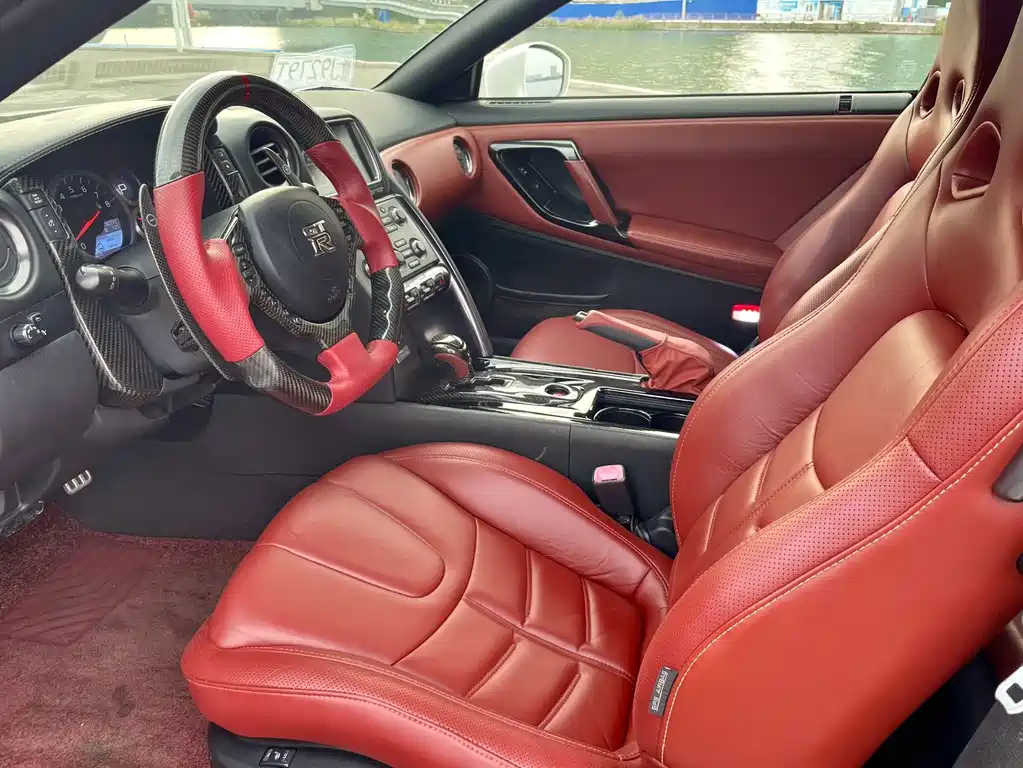Nissan GT-R — миниатюра 11