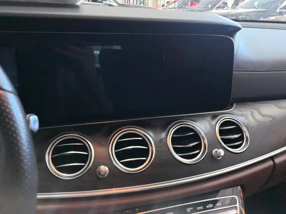 Mercedes-Benz E-Class — миниатюра 13