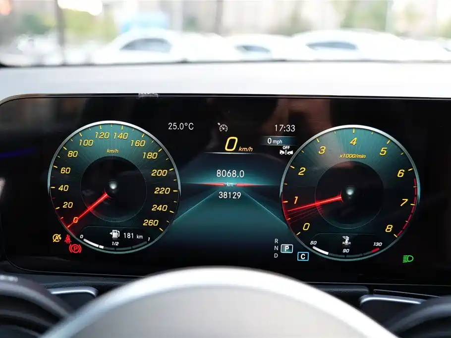 Mercedes-Benz GLB — миниатюра 17
