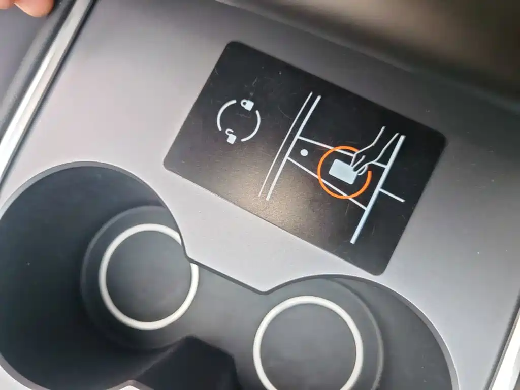 Tesla Model Y — миниатюра 9