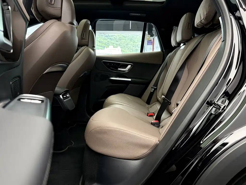 Mercedes-Benz EQE SUV — миниатюра 11