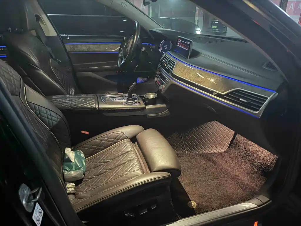BMW 7 Series — миниатюра 5