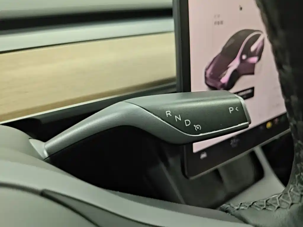 Tesla Model Y — миниатюра 14