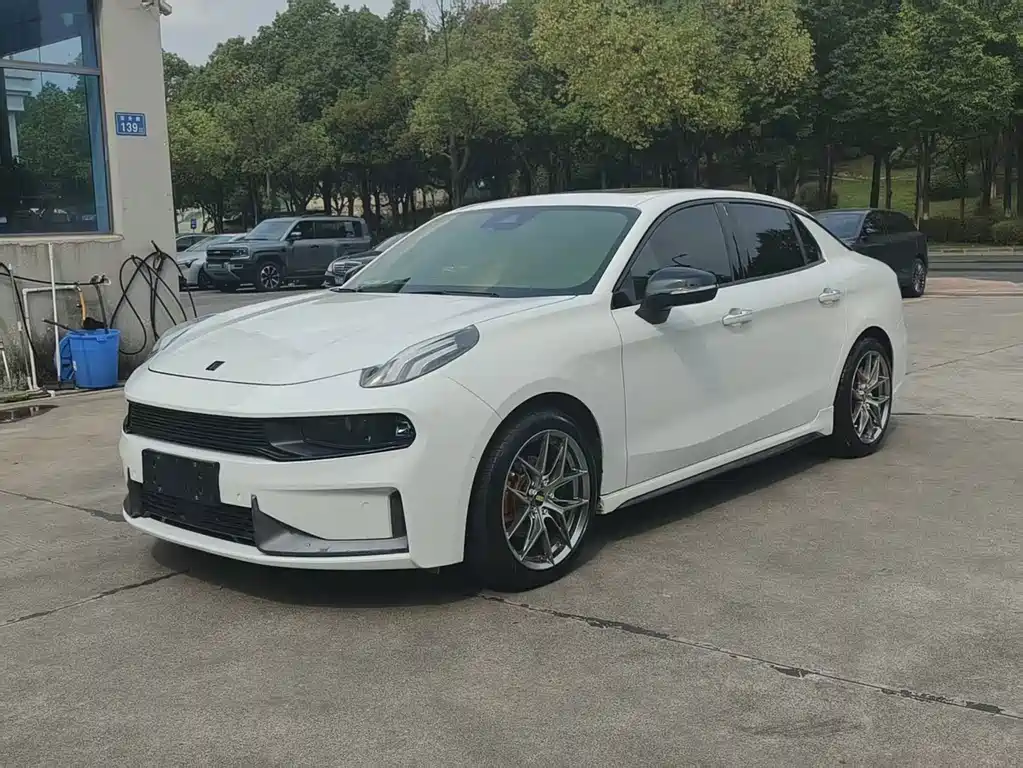 Lynk & Co 03