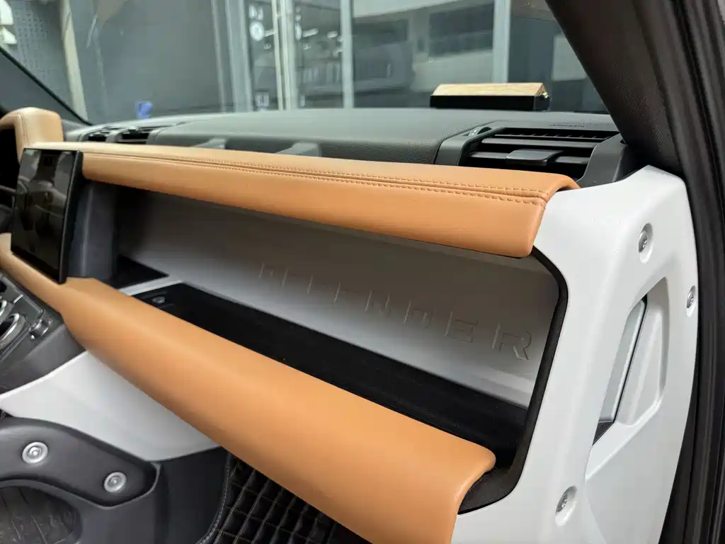 Land Rover Defender — миниатюра 42