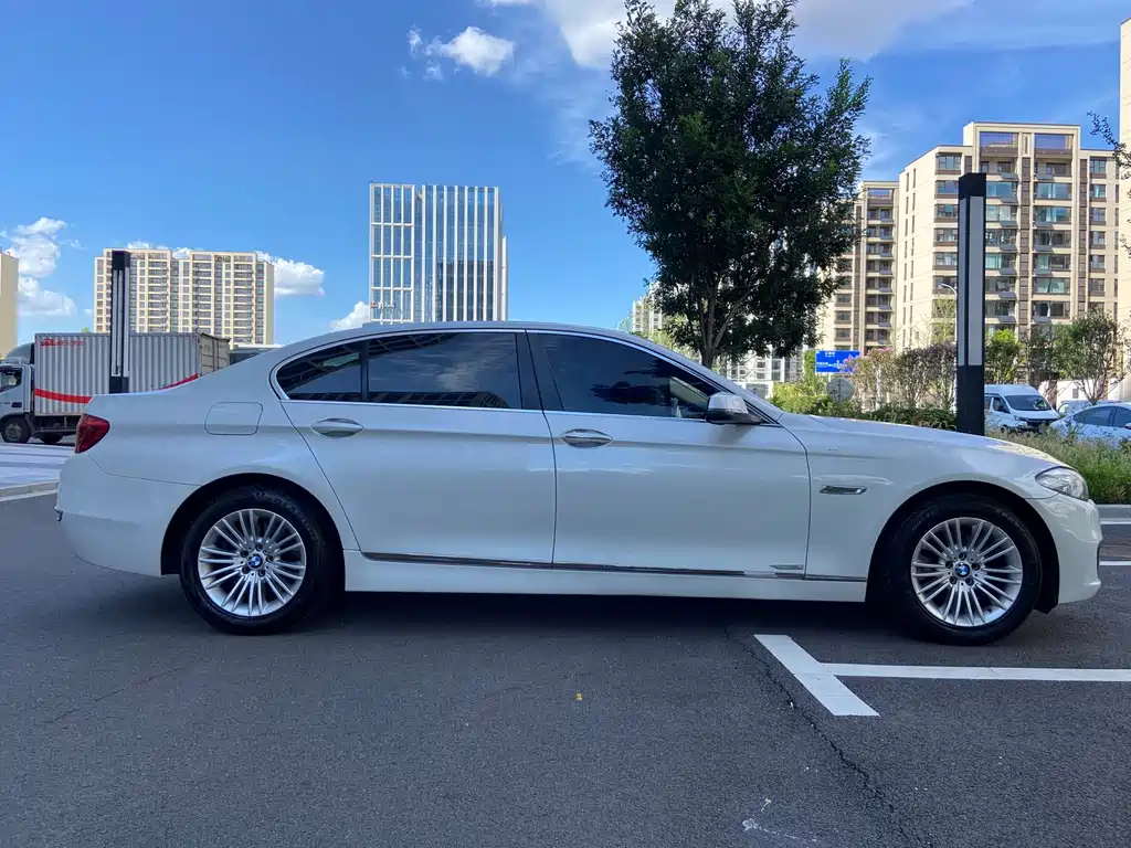 BMW 5 Series — миниатюра 6