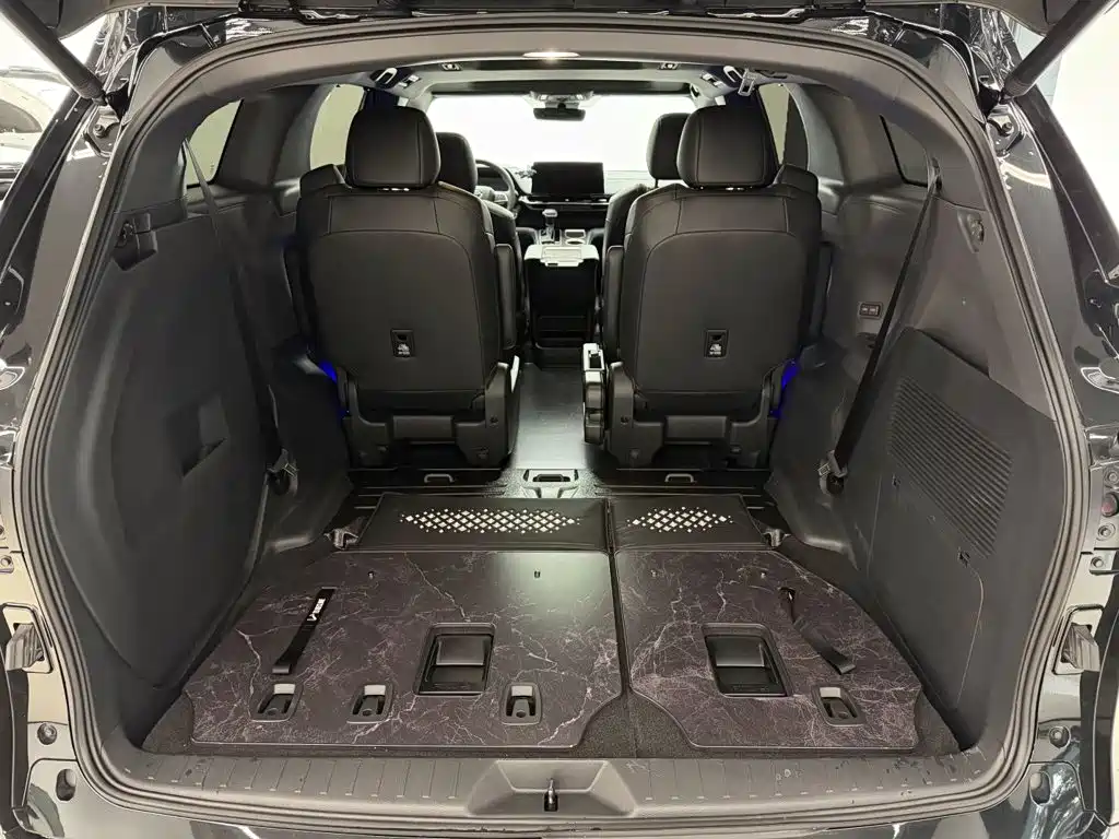 Toyota Granvia — миниатюра 2