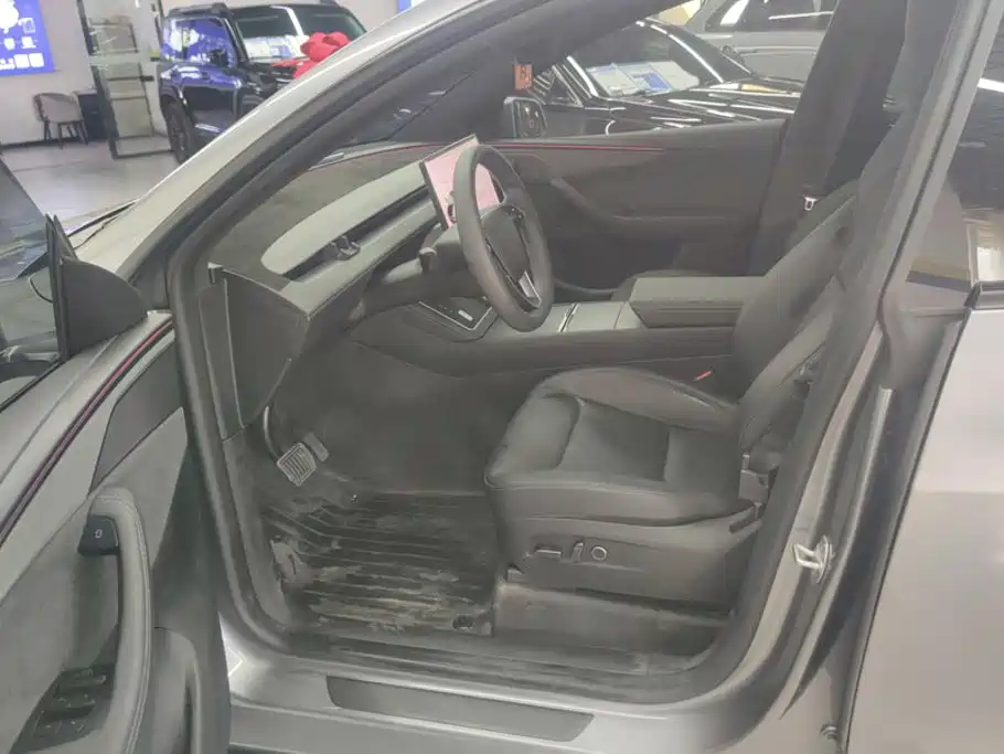 Tesla Model Y — миниатюра 9