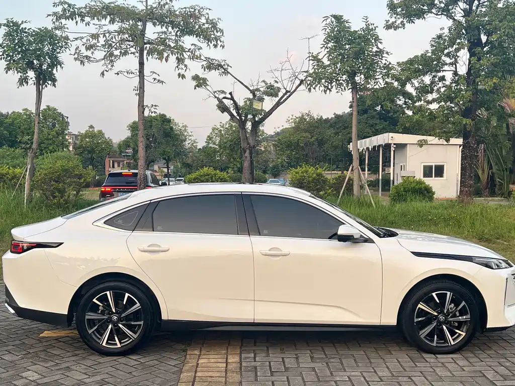 Changan Eado — миниатюра 4