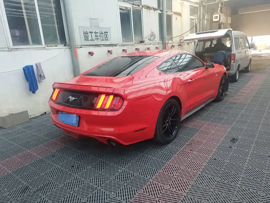 FORD MUSTANG