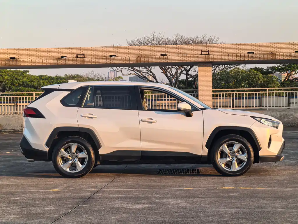 Toyota RAV4 — миниатюра 4