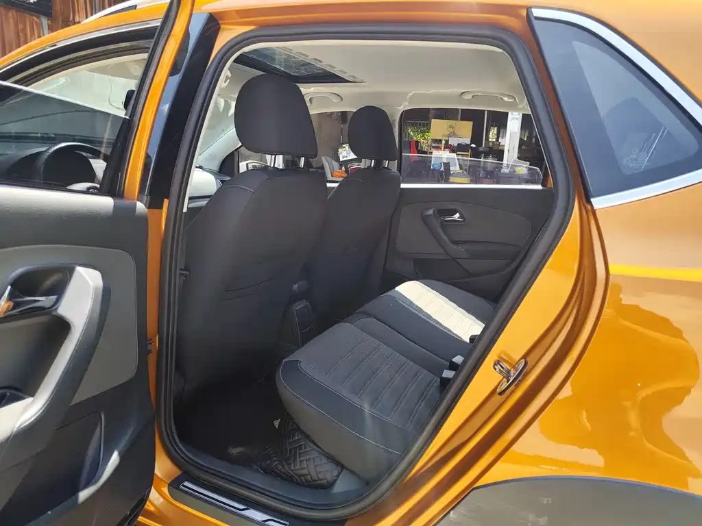 Volkswagen Polo 2014 1.6L Cross Polo AT