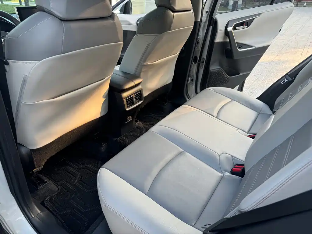 Toyota RAV4 — миниатюра 8