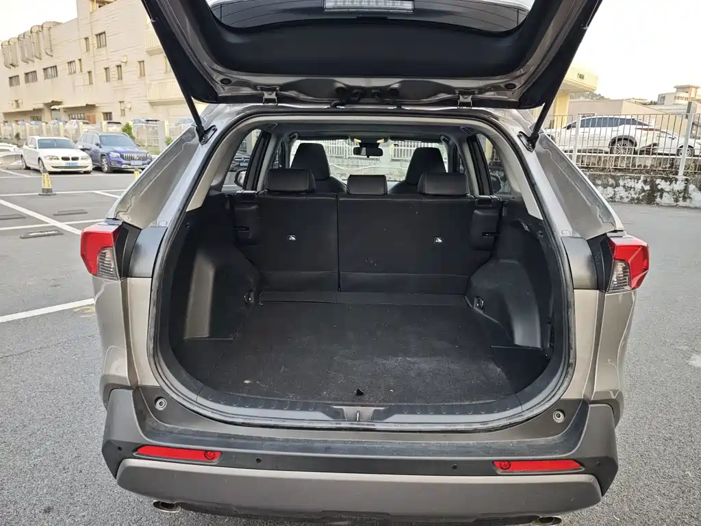 Toyota RAV4 — миниатюра 6