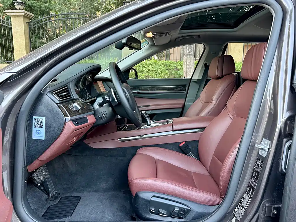 BMW 7 Series — миниатюра 6