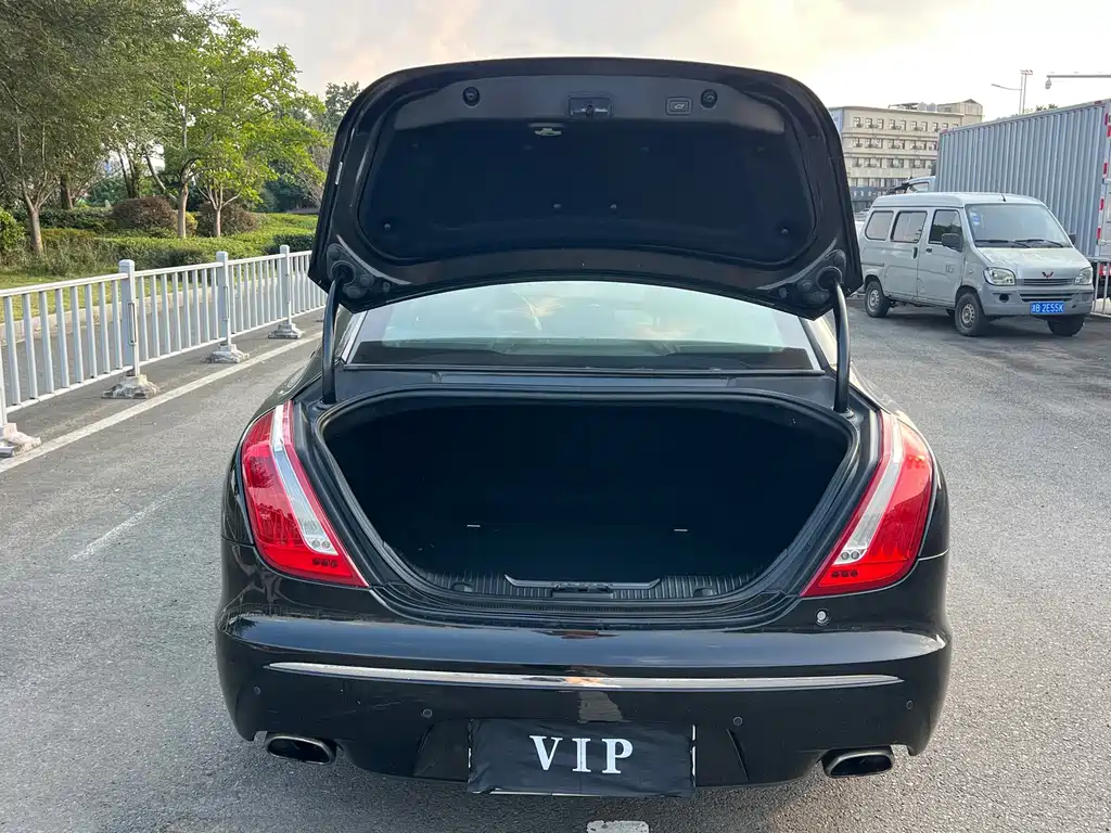 Jaguar XJ — миниатюра 20