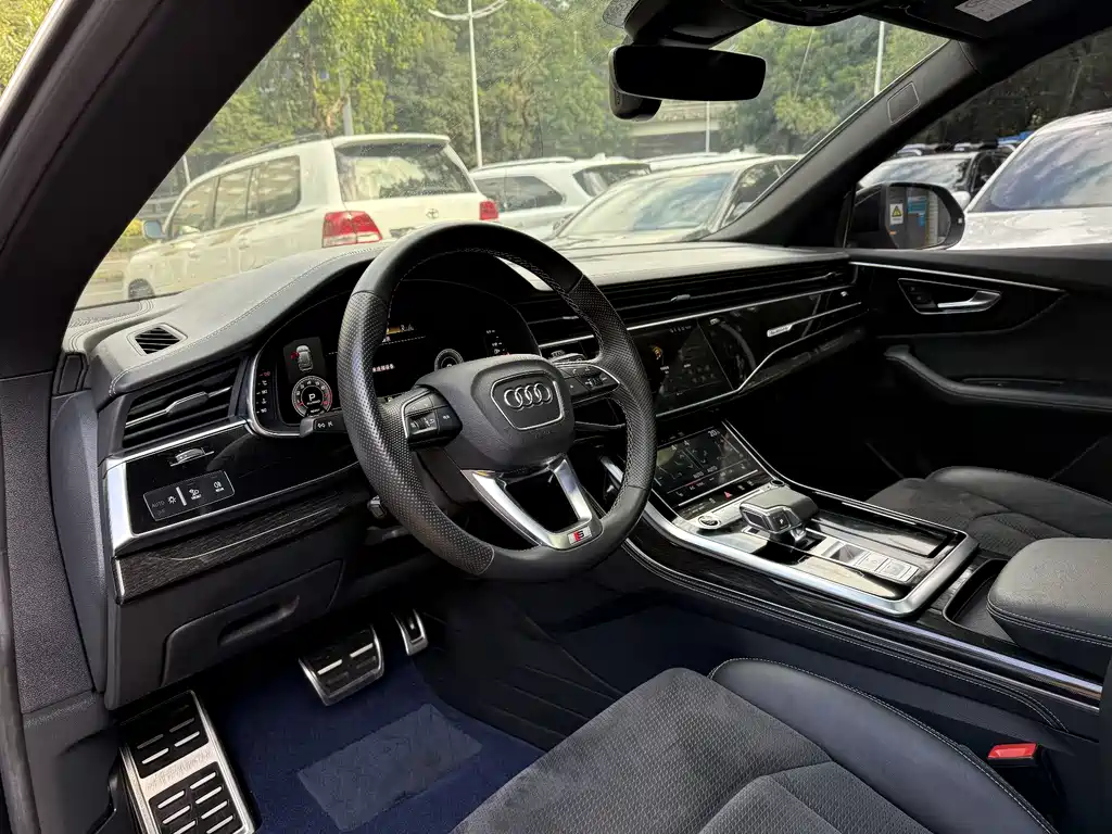 AUDI Q8