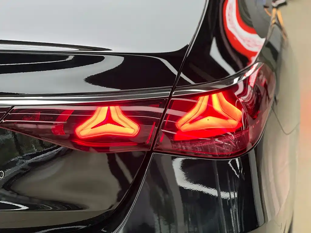 Mercedes-Benz E-Class — миниатюра 17