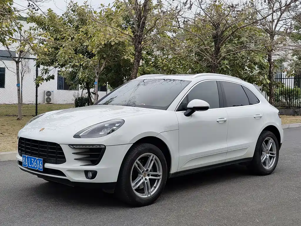 PORSCHE MACAN