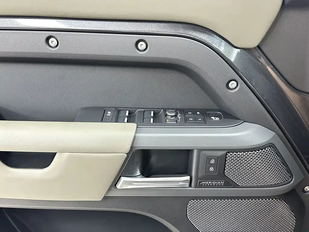 Land Rover Defender — миниатюра 24
