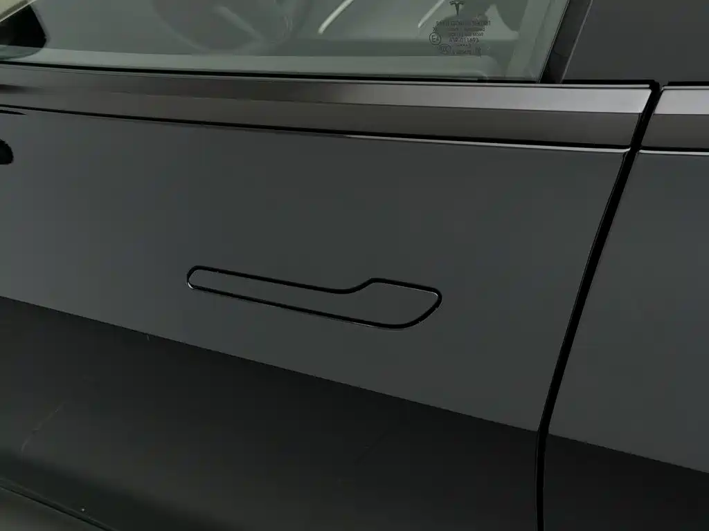 Tesla Model 3 — миниатюра 18