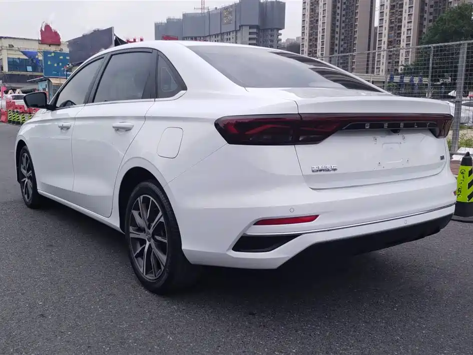 Geely Emgrand 2022 4 1.5L CVT Luxury