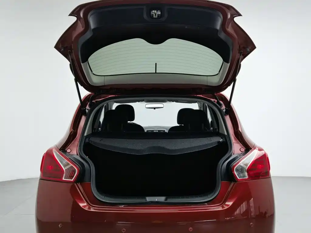 Nissan Tiida — миниатюра 16