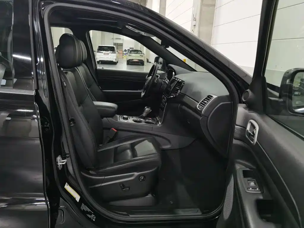 Jeep Grand Cherokee (Import) — миниатюра 23