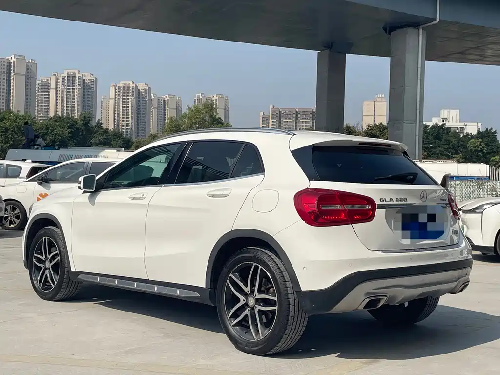 MERCEDES-BENZ GLA