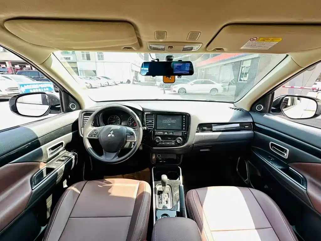 MITSUBISHI OUTLANDER