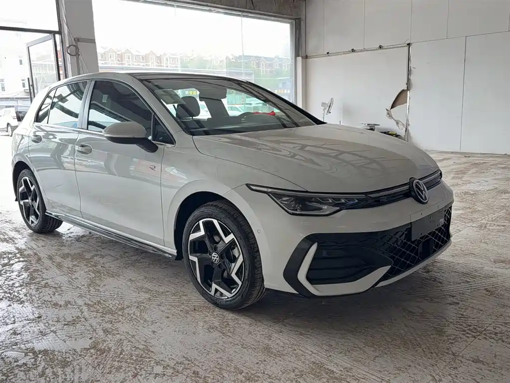 Volkswagen Golf 2025 300TSI R-Line