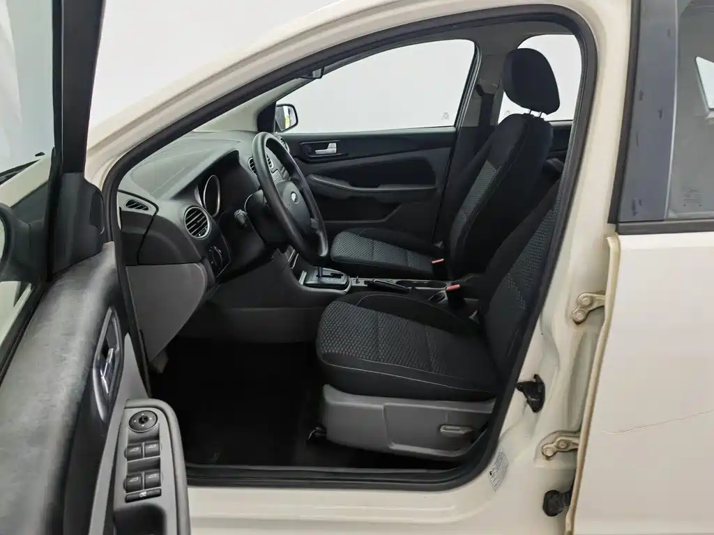 Ford Focus 2013 1.8L AT