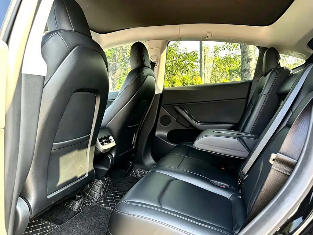 Tesla Model Y — миниатюра 15