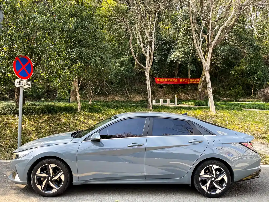 HYUNDAI ELANTRA