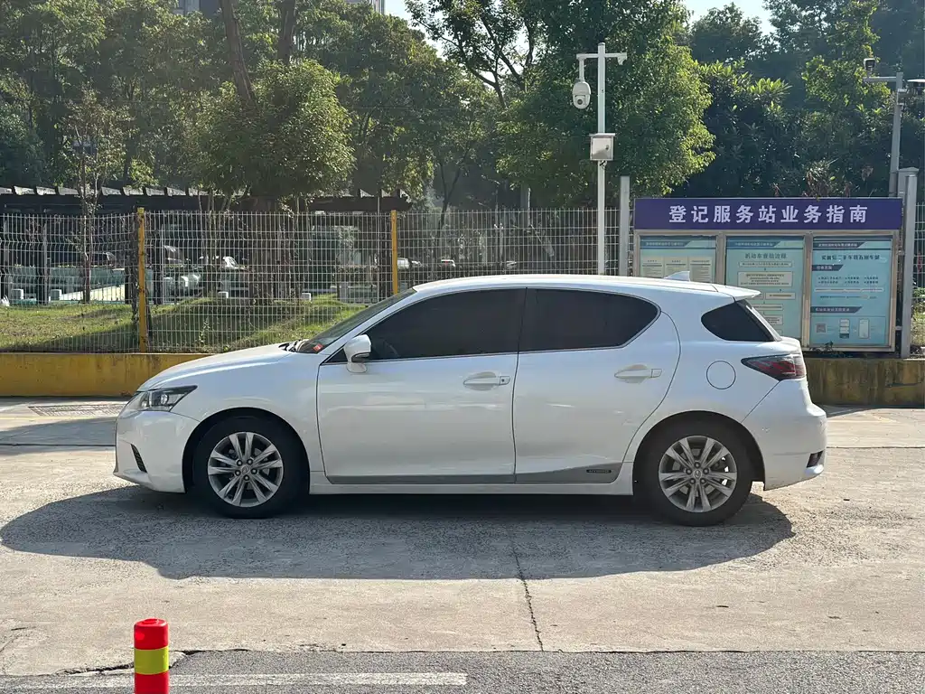 Lexus CT — миниатюра 12