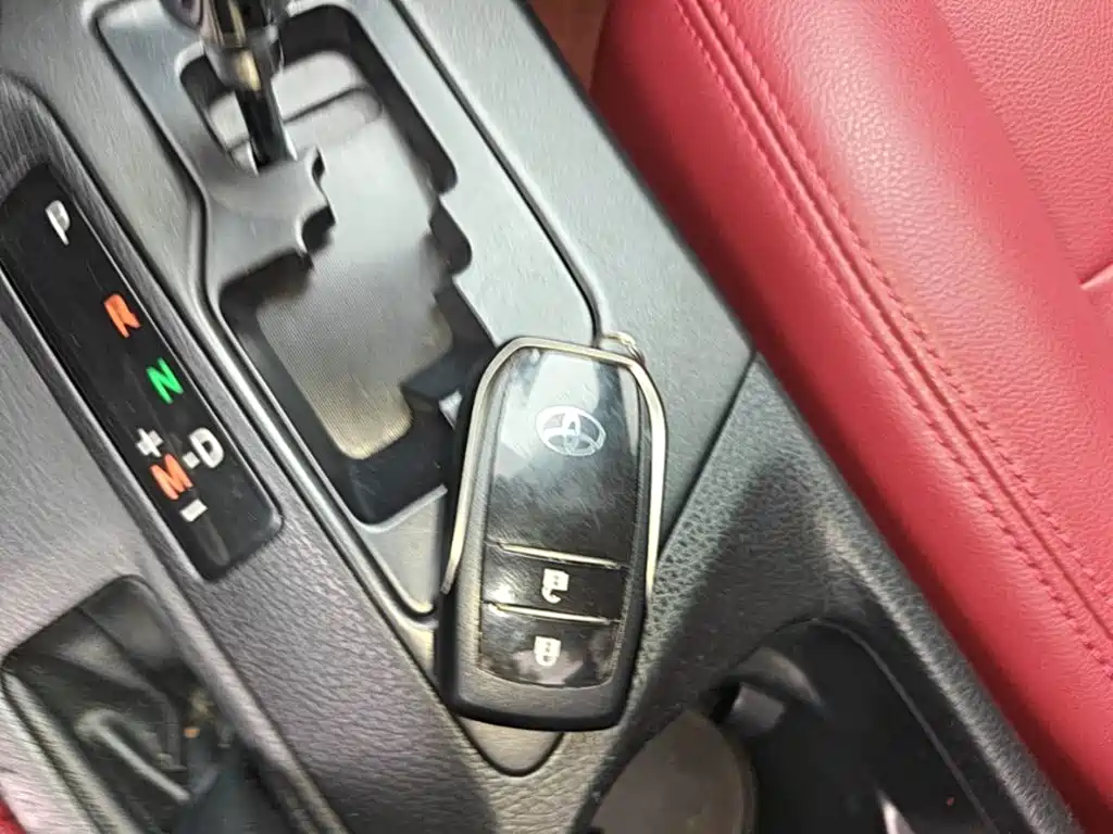 Toyota RAV4 — миниатюра 9