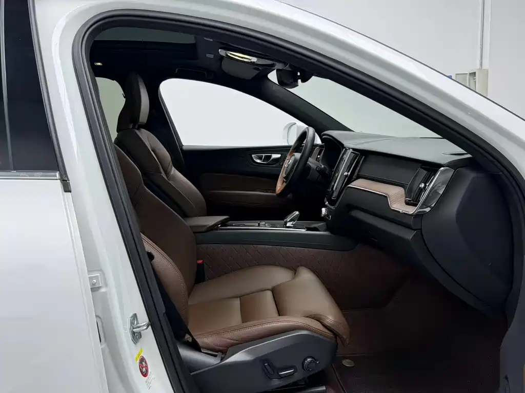 Volvo XC60 2022 B5 Luxury