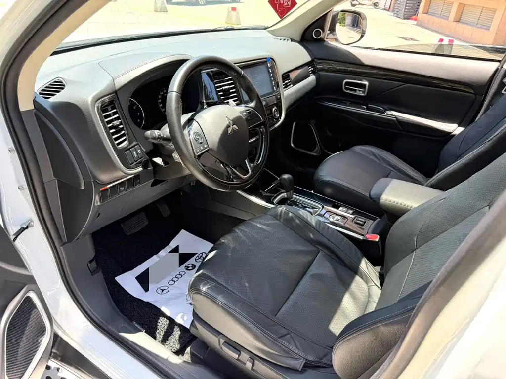Mitsubishi Outlander — миниатюра 8