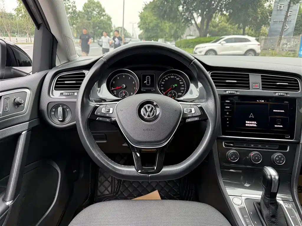 VOLKSWAGEN GOLF