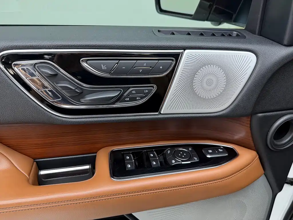 Lincoln Navigator — миниатюра 5