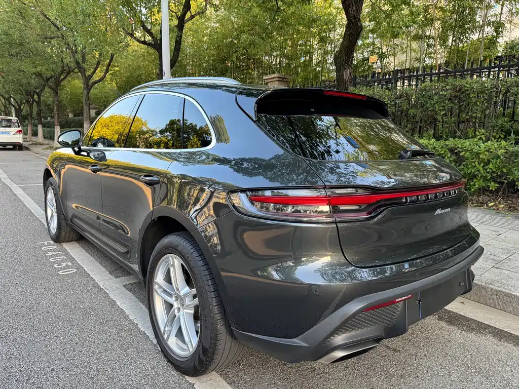 PORSCHE MACAN